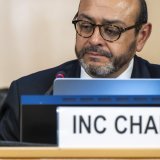 Le président des négociations sur le plastique Luis Vayas Valdivieso a dévoilé un nouveau texte pour tenter d'arracher un accord à Genève. KEYSTONE/MARTIAL TREZZINI